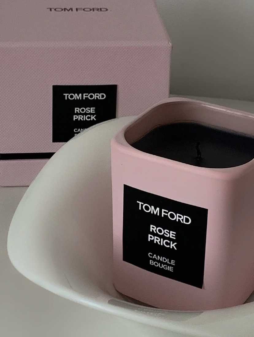 因为有宝格丽娅玫瑰所以有着很浓郁的花香味,后调的广藿香调和了整个香味,散发着温暖又浪漫的氛围感~