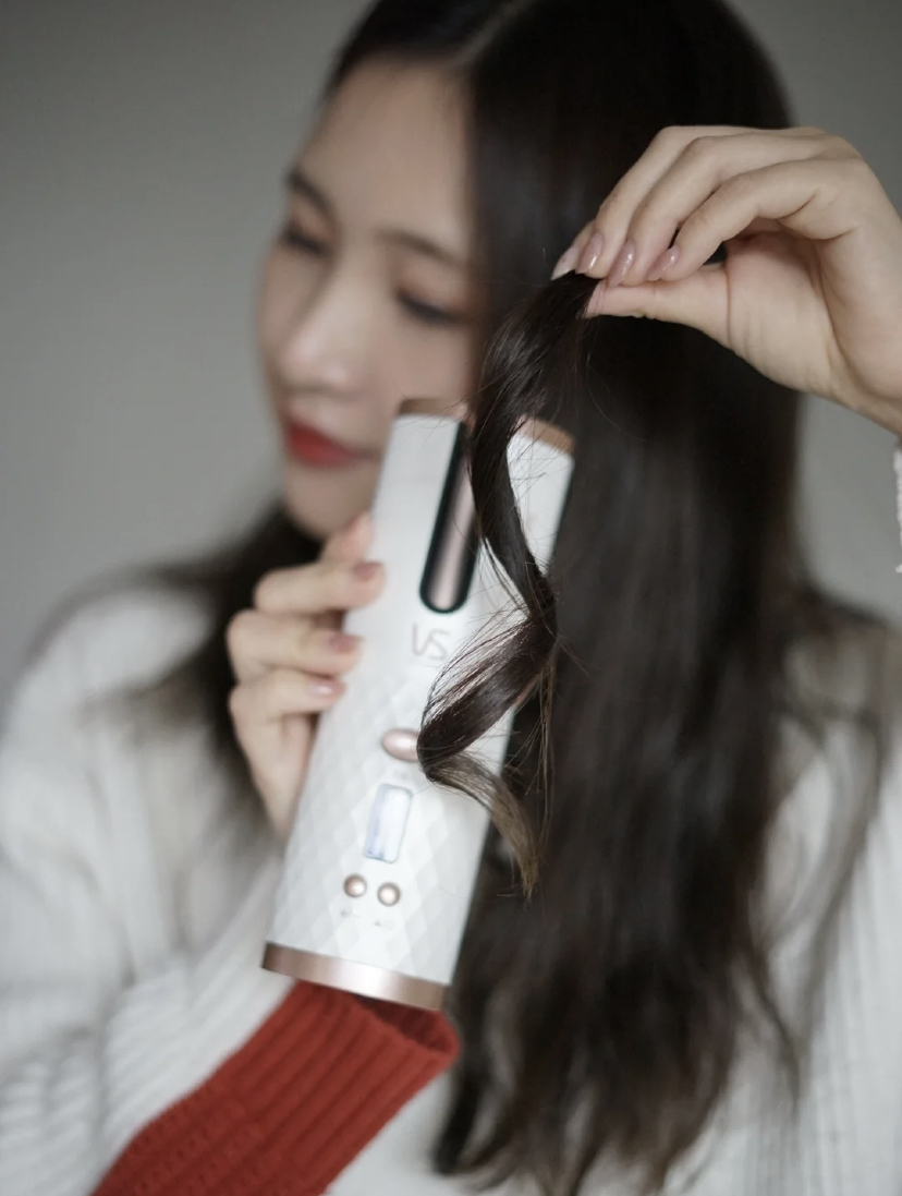 小小一架的无线卷发棒很适合带出门使用！