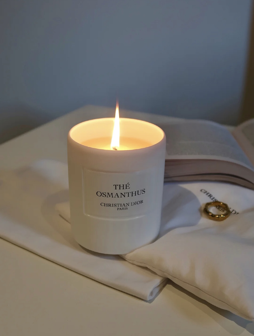 这款蜡烛外表是非常高级的白色陶瓷罐,味道香甜好闻是祖传茶道的桂花香气。