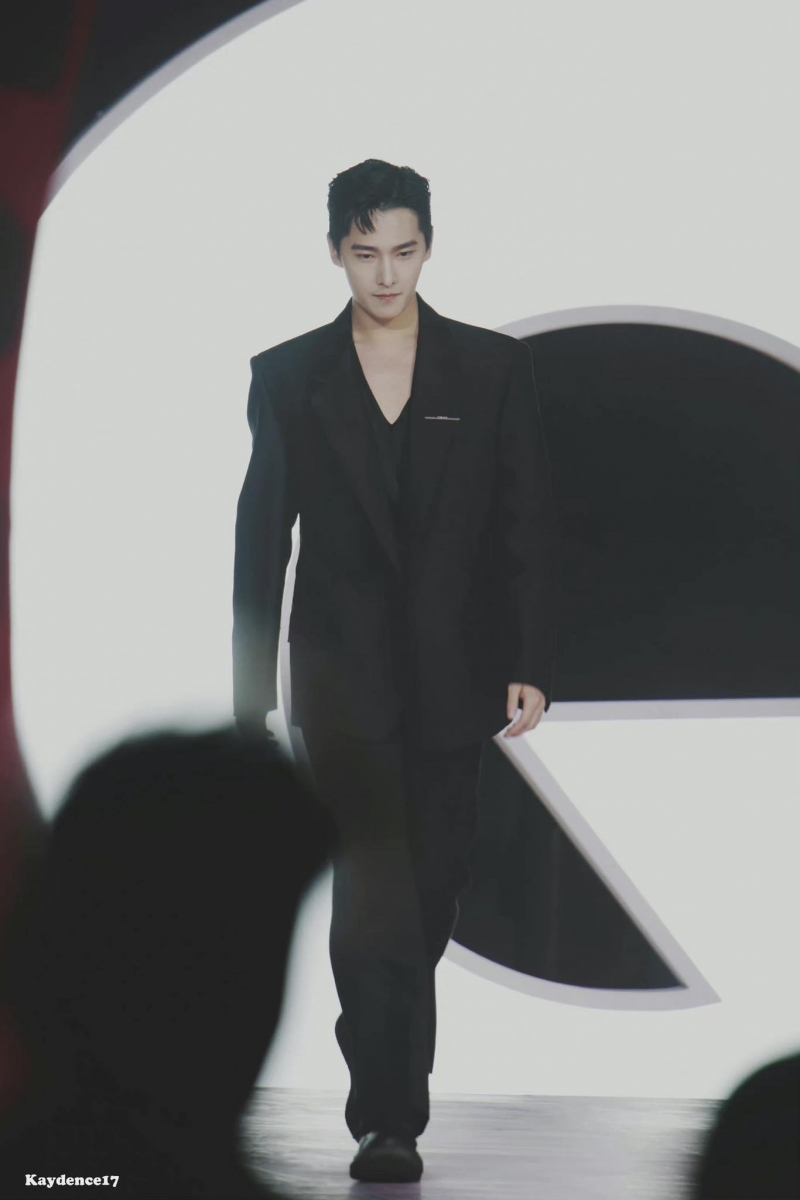 谈及陆剧男星中「西装造型适配度最高的男神」，相信很多人第一时间都会联想到舞蹈出身、身段超好的杨洋！