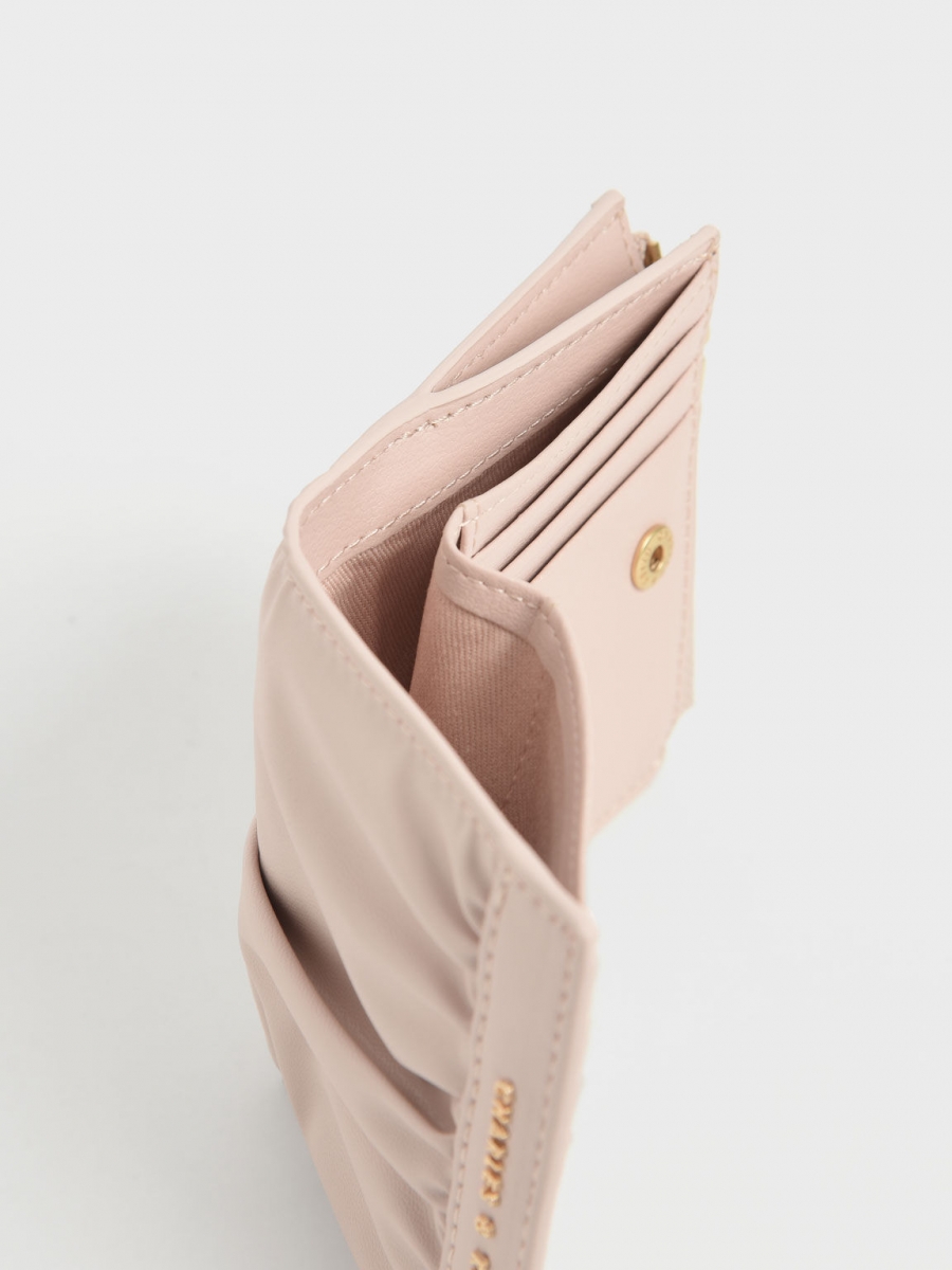 个人最爱款~以皱褶感的设计打造而成的云朵钱包既视感,既温柔又梦幻,瞬间让钱包的颜值 UP 不少。包包的造型硬挺得来也拥有非常柔软的触感,绝对是气质女孩必剁手的款式。