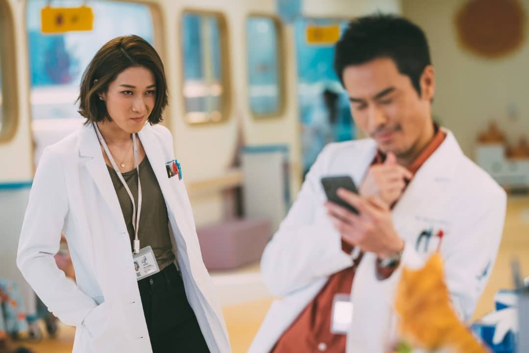 和郑嘉颖、马国民相处时的搞怪模样也让观众看到她可爱的一面