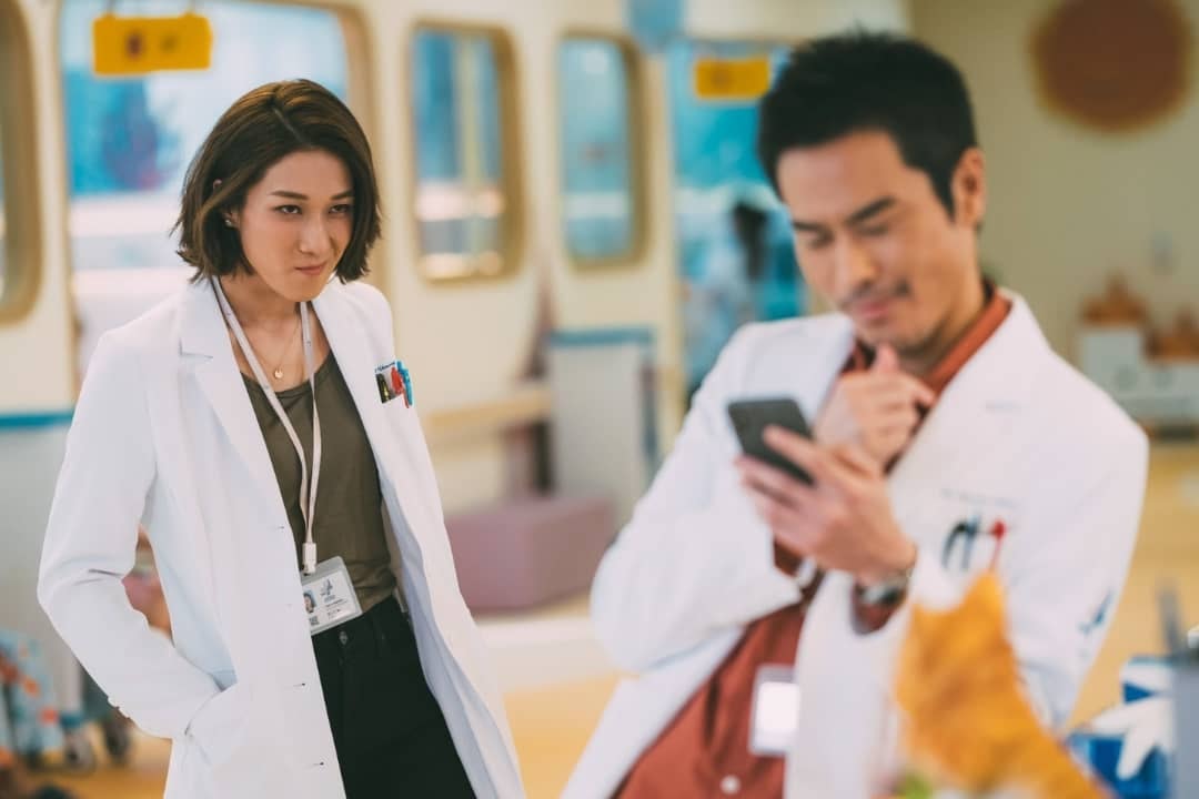 和郑嘉颖、马国民相处时的搞怪模样也让观众看到她可爱的一面