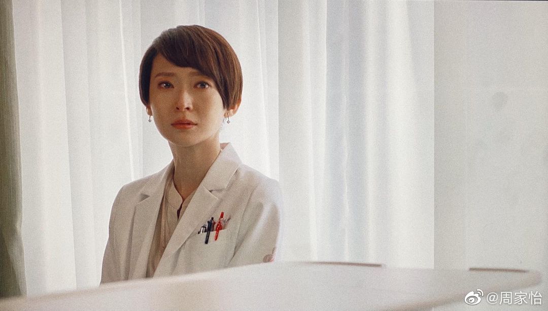 她在《星空下的仁医》虽然给人的感觉是那种百折不摧的铁汉子,但在心爱人「马国明」的面前就会把埋藏在心里累计的情绪原地释放,展示了女孩该有的软弱一面,这个起承转合的转变拿捏得太好了。