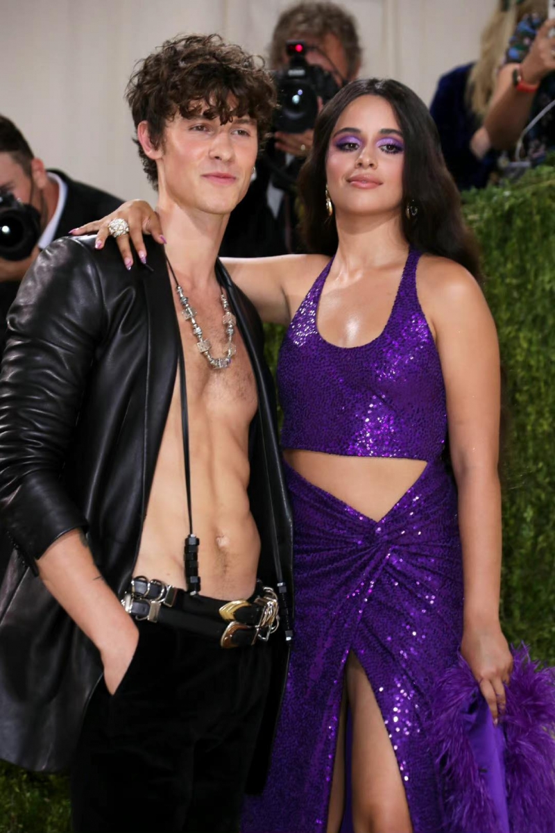 加拿大歌手 Shawn Mendes 与拉丁小天后 Camila Cabello 一直都是大家眼里公认的最闪情侣!没想到今天两人同步发 IG Story 官宣已经和平分手,变回好朋友的消息震惊全网!