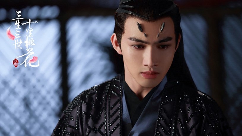 张彬彬在这部古装剧里虽然饰演配角，但他的古装造型特别惊艳~既邪魅又霸道！重点是离镜这个角色的造型非常奇特，额头上还长着牛角般异体，但无碍于视线反而诱惑力十足。