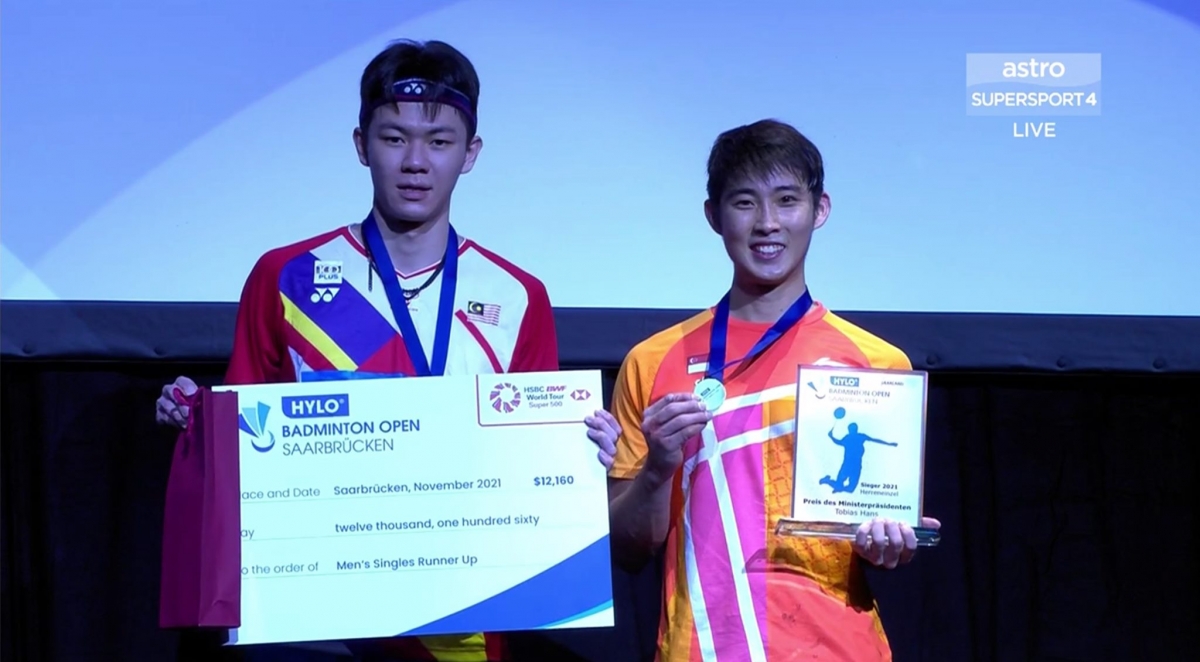 这场马新战友的对决一直备受大家关注~李梓嘉从苏迪曼杯一路打下来，身体也出现极度疲劳的状况，加上半决赛迎战印度老将经历了一场漫长马拉松大赛，身体肯定负荷不了~体力也成为李梓嘉败阵的关键。