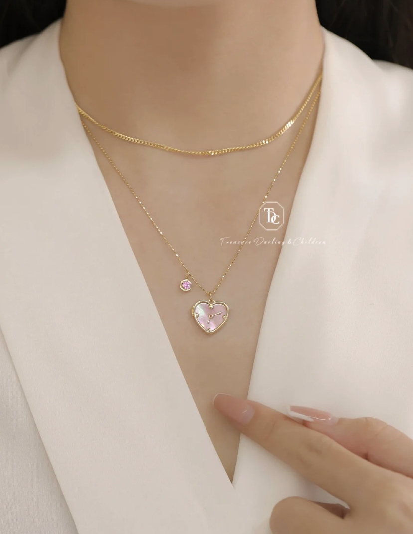 可以特别定制生日日期和时间，另外还能搭配对应的幸运生辰石哦