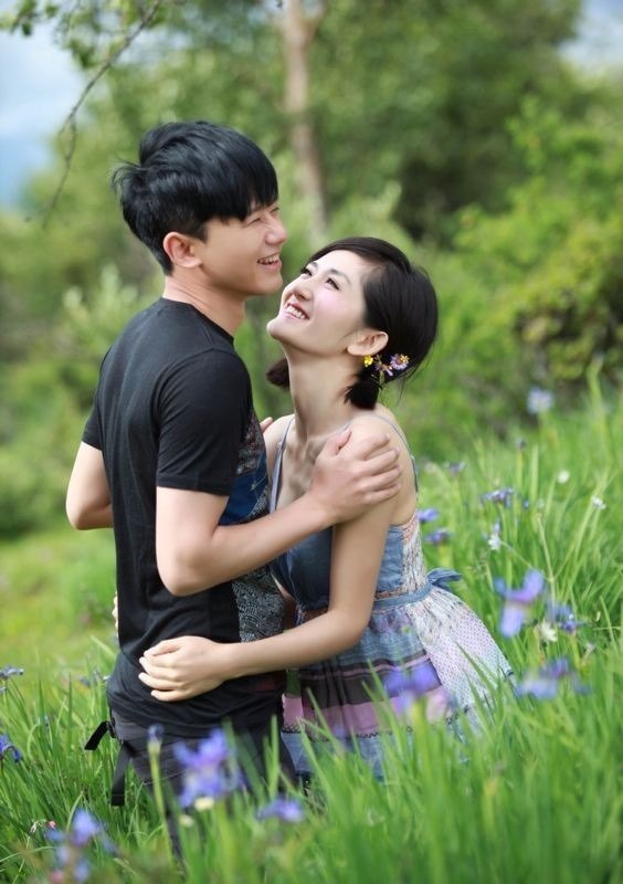 事实上对于离婚传言谢娜已在某次节目中澄清过,自己和张杰结婚后已经把把结婚证烧毁,坚决不会因为任何事离婚。