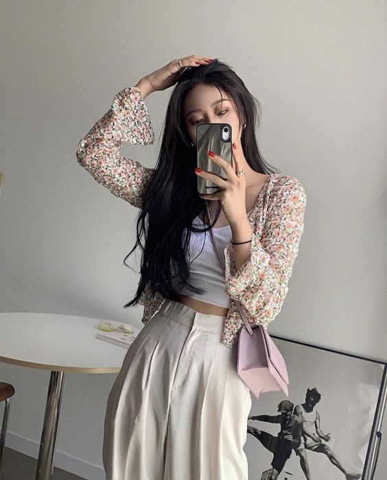 对于解封后出门约会会如何打扮，其中70%的女生表示会选择剪裁贴身、显身材的辣妹风性感穿搭赴约。