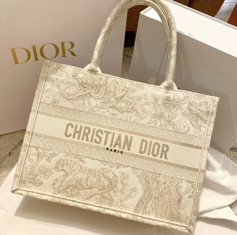 Dior全新推出的这款奶白色系托特包,不但外表高级而且配色还非常温柔