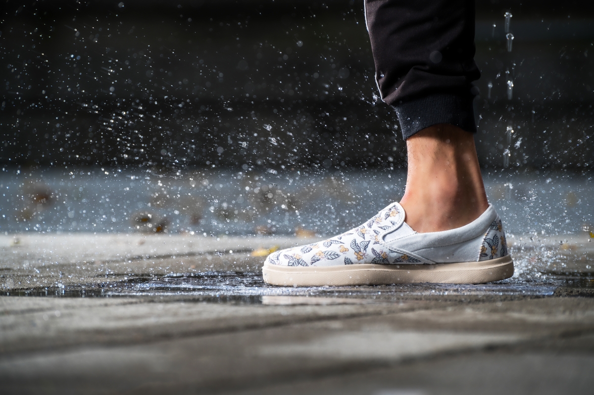 防尘抗汙！清水冲一冲鞋子立马亮白如新