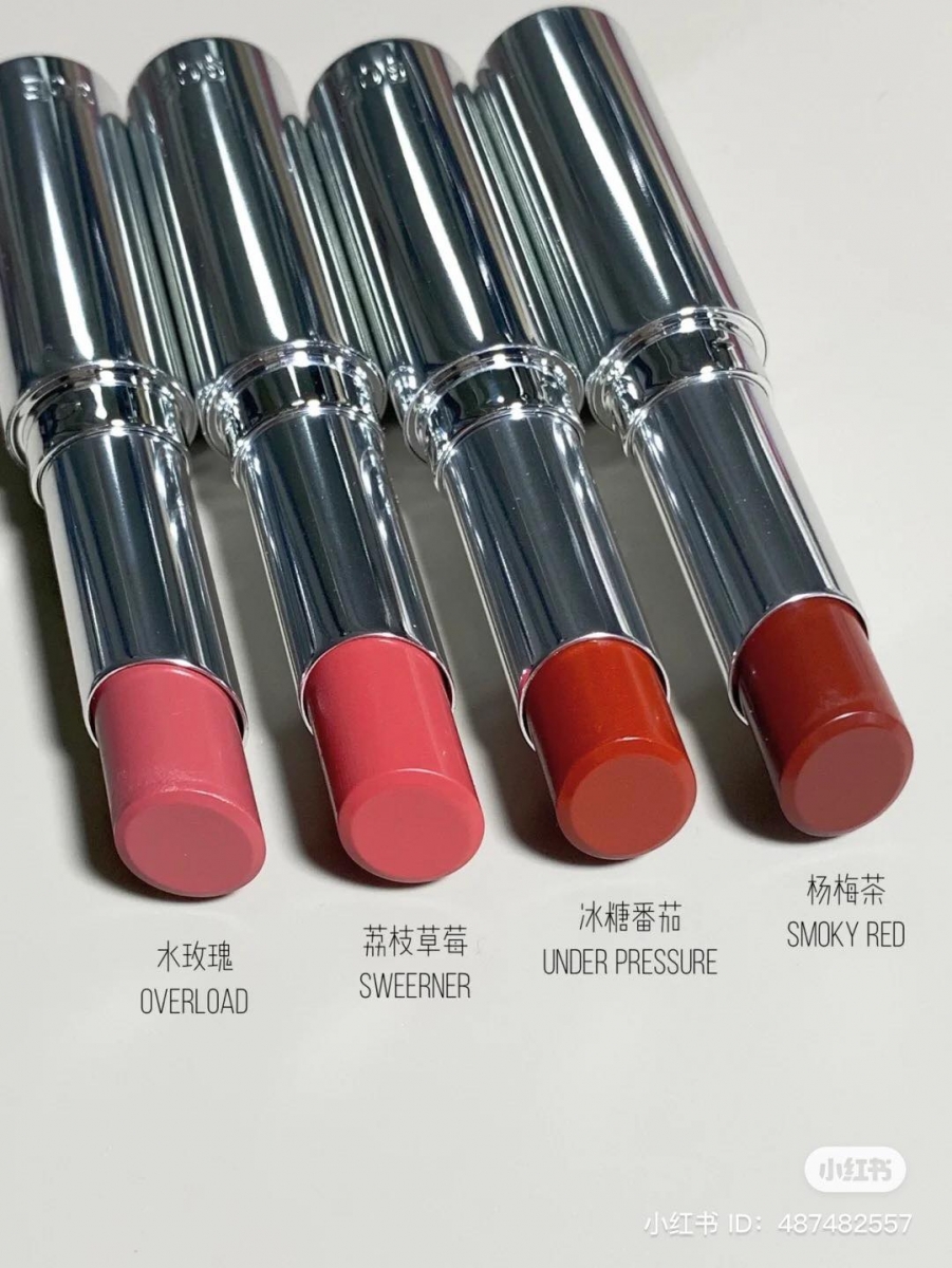 3CE 一改以往的韩系小清新包装,这次改用银管镜面的材质打造,充满冷淡 INS 风既视感随便拍都是高级画面。