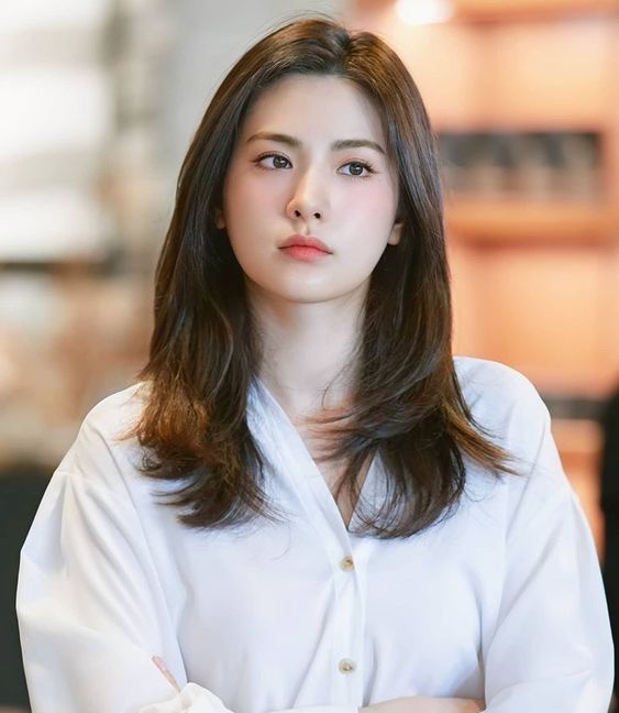 拥有“男颜”的女生在化妆时,要尽可弱化脸部的尖锐感,妆容一般以淡妆为主