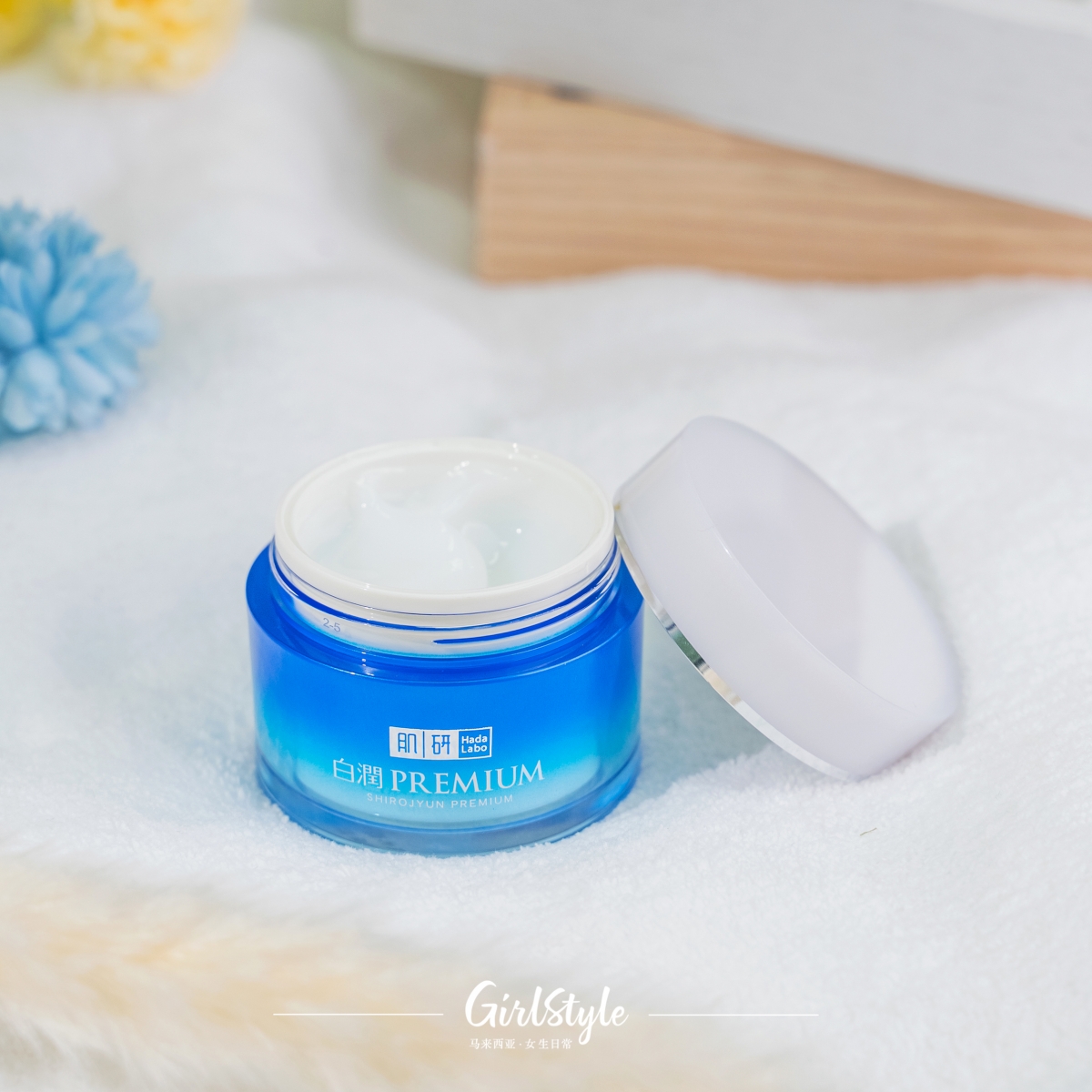 清爽质地吸收速度惊人,肌肤触感细致滑顺