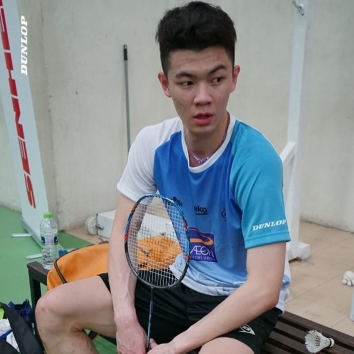 面对男双组合，他们俩的打法多数以「防守」为主~打到第 4 或第 5 拍的时候，李梓嘉也会主动进攻以超出色的杀球把敌人杀得束手无策。