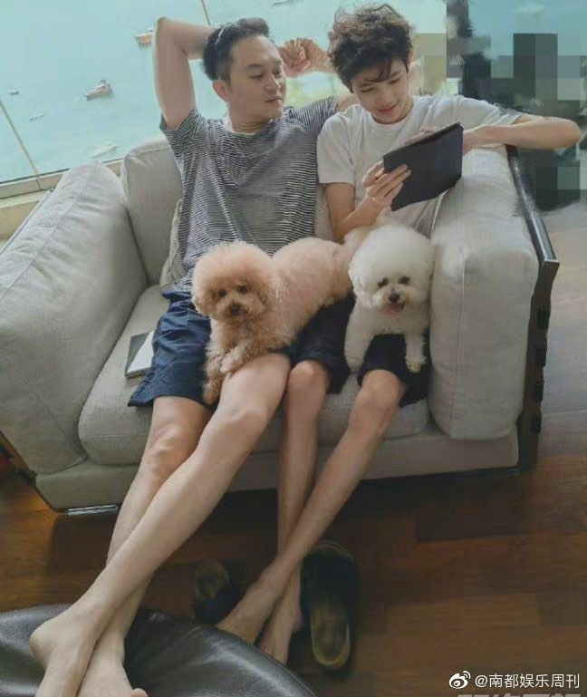 早前袁咏仪上传的家庭合照中可见,虽然魔童今年才15岁,但有着一双超狂大长腿、身高已经超过180cm的爸爸张智霖!