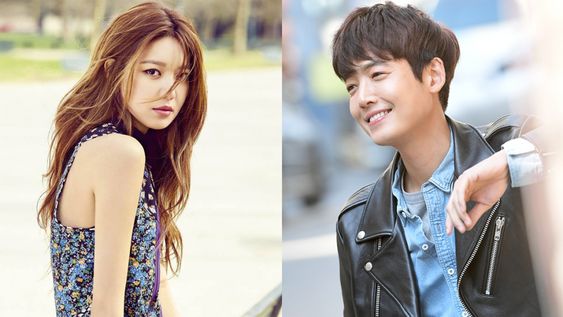 郑敬淏与少时秀英其实是中央大学的戏剧电影系的前后辈，两人从2012年开始交往并在2014年公开恋爱消息，至今已迈入稳定的第9年啦！