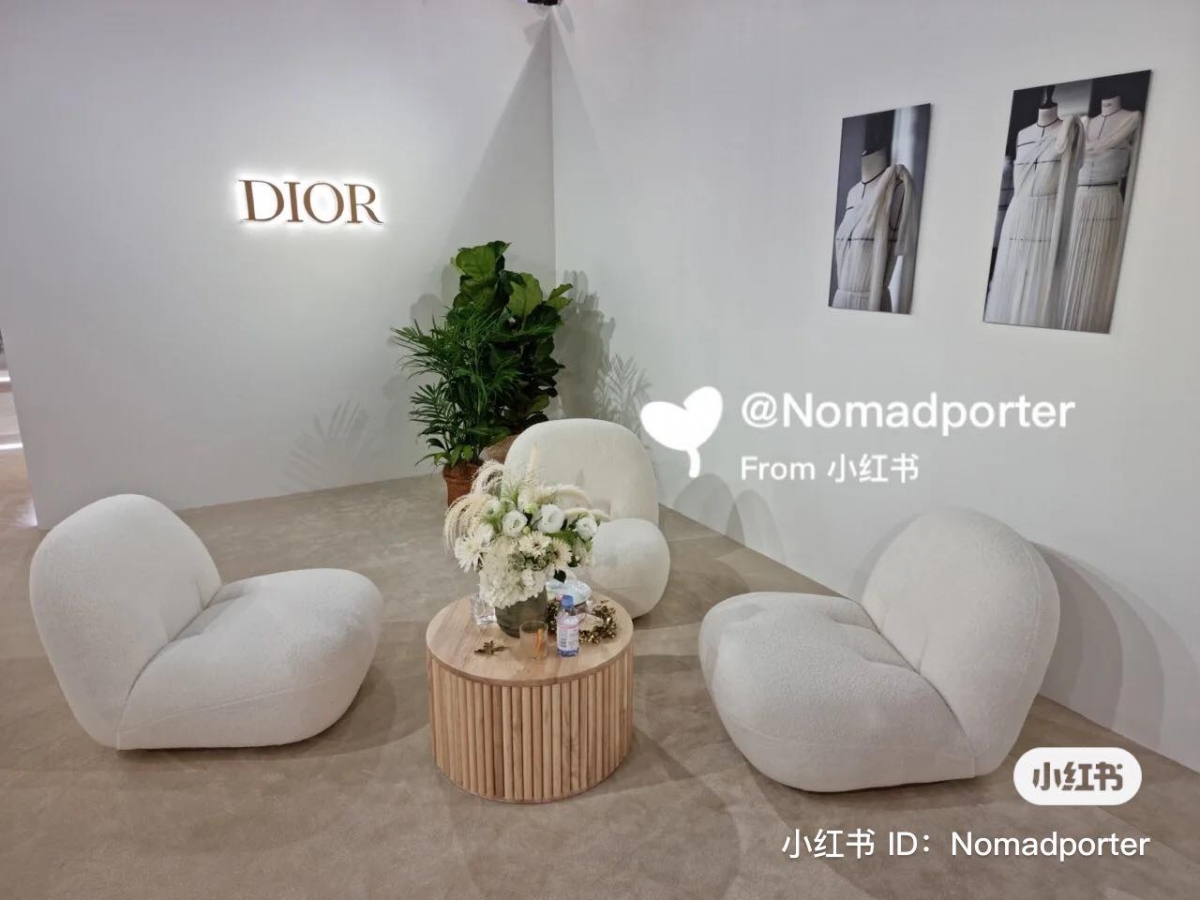 整个墙壁的装饰都是以 DIOR 经典复古的花纹打造,加上华丽的水晶灯以及 INS 风满满的桌椅布置,随便拍都宛如在艺术馆里。