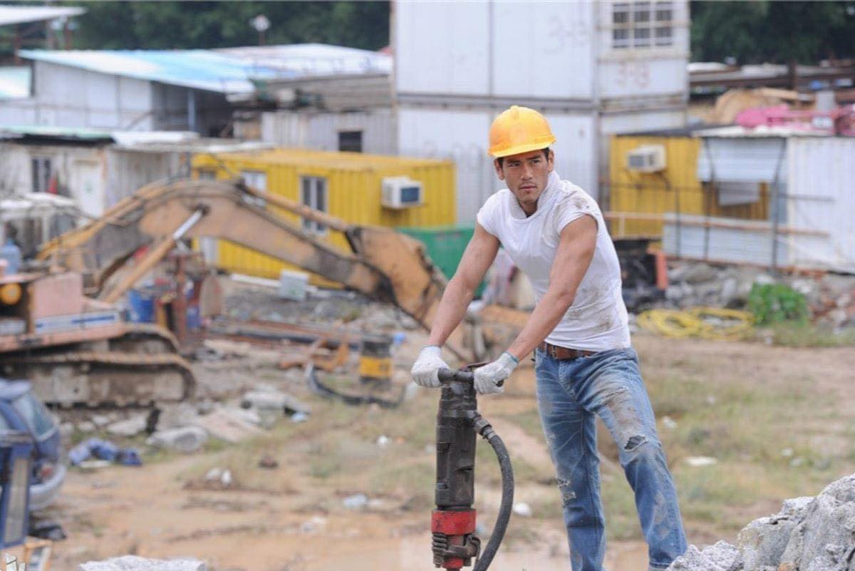 香港知名网络讨论区上同样爆出一则「职业歧视事件」,原Po女教师因男友是建筑工地工人,被同事嫌弃和嘲讽。