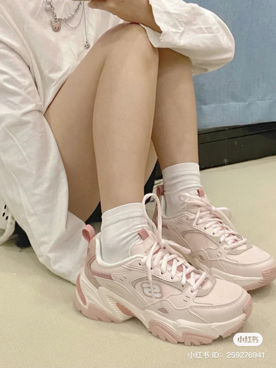 Skechers 梦幻甜美「草莓奶昔」机甲鞋登场