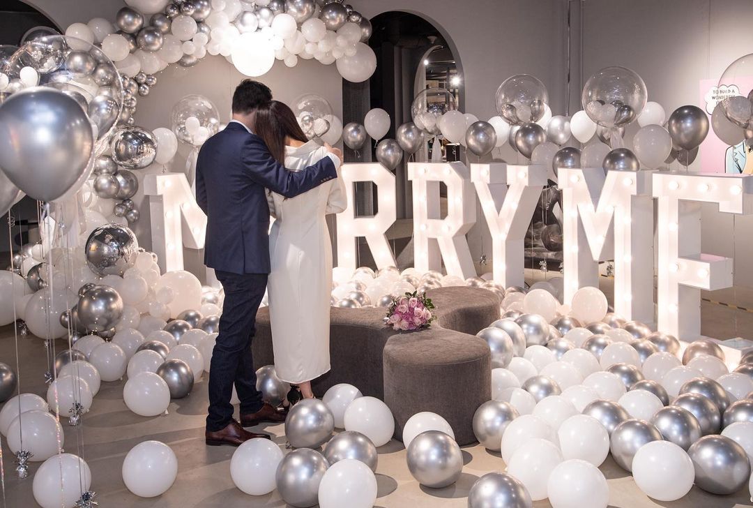 新加坡影视圈的一姐「林慧玲」在 Instagram 上分享自己被求婚的喜讯，让人看了又惊又喜。贴文中还附上了男方精心策划的求婚现场，其中一张两人还紧紧相拥隔着镜头都能感觉到蜜糖溢流的暴击。