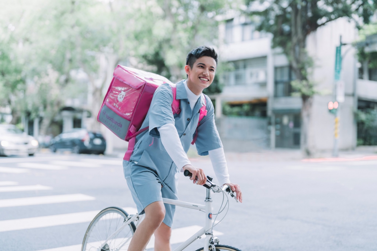 年仅21岁仍是大学生的foodpanda外送伙伴Weipo黄暐博从中学起就一直靠自己打工赚取收入。