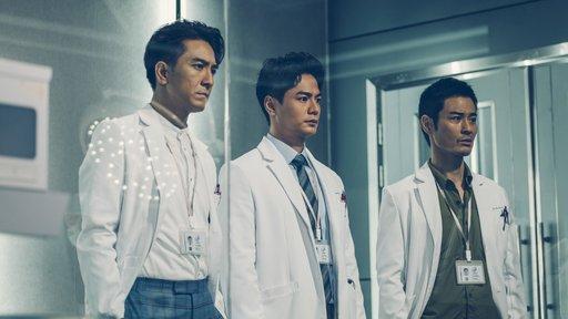 钟嘉欣阔别 3 年重返 TVB 荧幕状态仍很少女,站在手术台那一刻秒被她专业的气场给镇住,加上她层层递进的哭喊演技,感染力十足让观众看了都破防。马国明和郑嘉颖两位视帝加盟,郑嘉颖演起了医界law霸,贱萌与严肃来回切换;马明则是另一个YT,通晓医院斗争却不失为一个好医生!