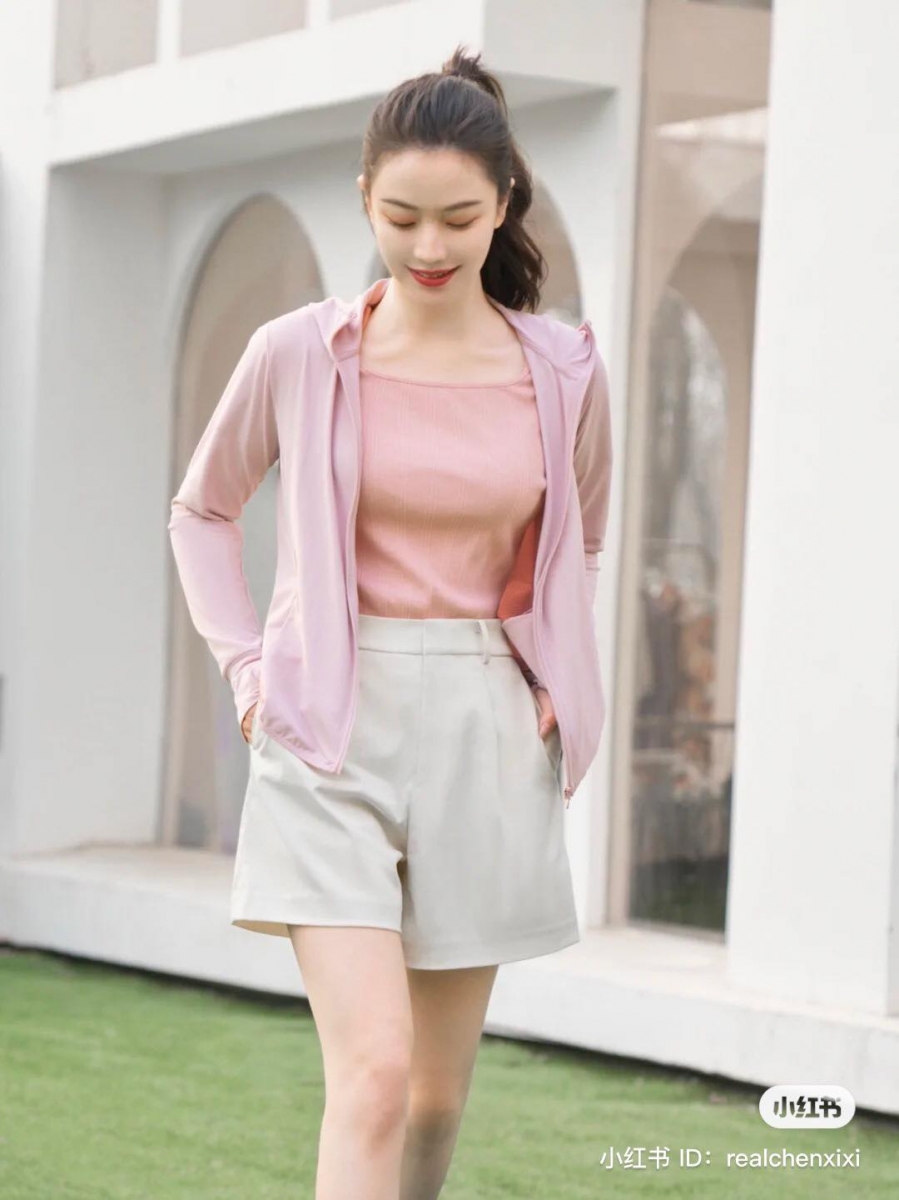 UNIQLO 「马卡龙防晒外套系列」不管在春夏秋冬都能扮演一个实用性超强的防护衣,重点是面料很软糯特别舒服,冰冰凉凉触感夏日穿完全没有任何负担瞬间成为行走的空调。】