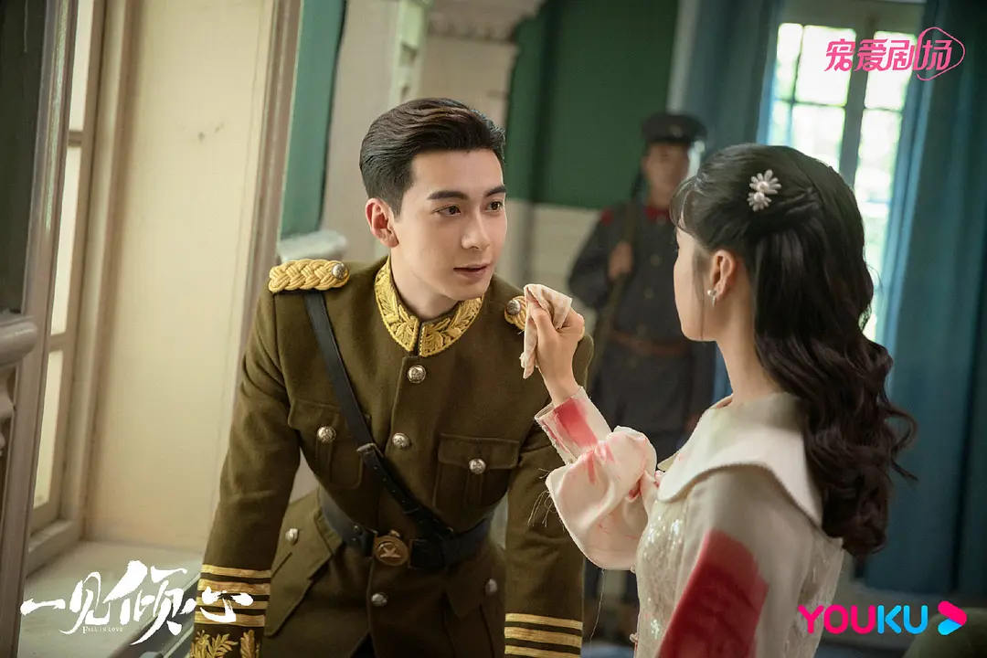 《一见倾心》故事讲述了谭家军少帅谭玹霖(陈星旭 饰)与上海第一千金沐婉卿(张婧仪 饰)意外结识,在多事之秋的上海滩,两人从开始的斗智斗勇到结盟逆袭再到心动相爱,历经重重磨难,命运深深地纠葛在一起,最终收获了一段浪漫的爱情故事。