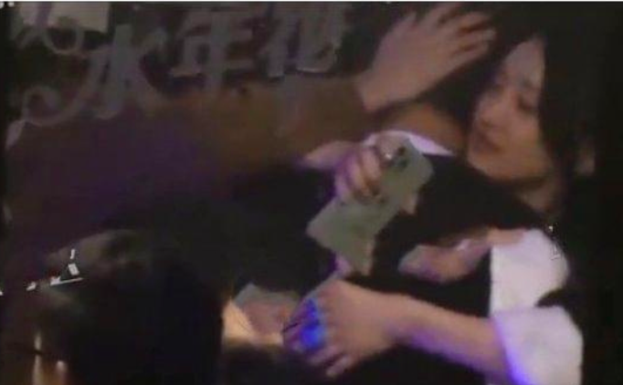 有传何老师因今年接二连三卷入风波，家庭事业两头受挫导致压力大、情绪溃堤。