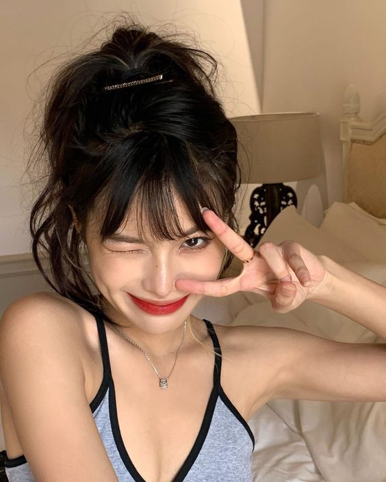 这个动作可以帮助锻炼腹部和臀部的肌肉之余，还可以连成瘦腿和翘臀。