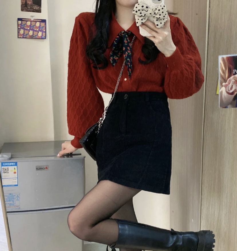 甜甜的红白色卫衣搭配A字裙,非常有元气感的穿搭风格!对于梨形身材来说A字裙还可以修饰胯宽,穿出大长腿的感觉,卫衣保暖又有气质感~