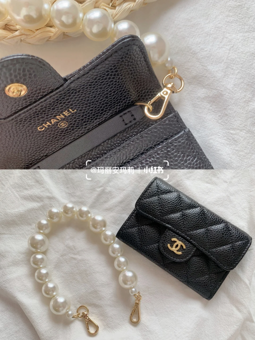 想要文艺的珍珠链条手握法,就需要购买免打孔3M贴条,贴在卡包里就能挂上珍珠链条啦