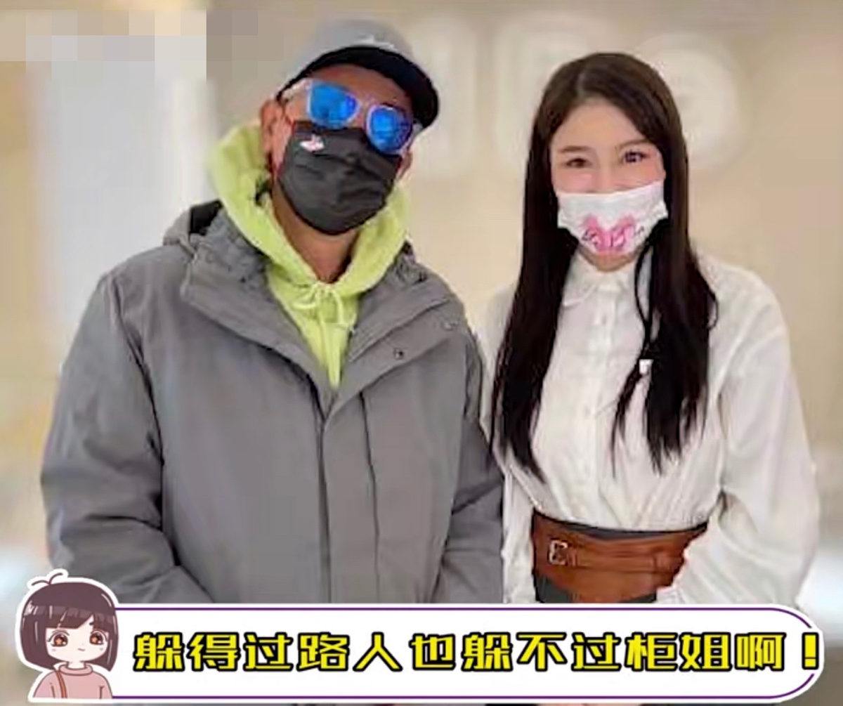 这名售货员也表示巧遇「山鸡哥」买戒指给老婆,直言私底下的他相当温柔,和外界说他很凶的形象完全不符,还要大家「不许再说春哥凶」也意外泄漏陈小春想给爱妻买礼物给惊喜的消息。