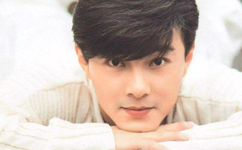 15岁父母离异后,张卫健作为家中长子承担起家庭经济负担,17岁便辍学外出打工做兼职养家。