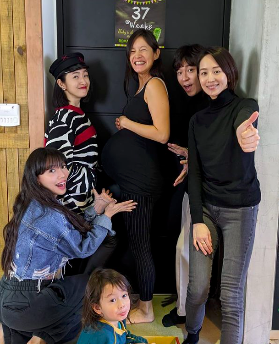 李靓蕾与青峰、林依晨、张钧甯、Janet等人聚会时，身边同样不见王力宏踪影。