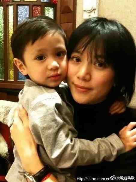 袁咏仪曾受访时就有提过「自己的孩子当然是最好的」虽然俩夫妻表面上经常吐槽自己的儿子,但私底下还是觉得魔童是最优秀的还称赞他「他有着梁朝伟的外表,配有一个周星驰的性格」