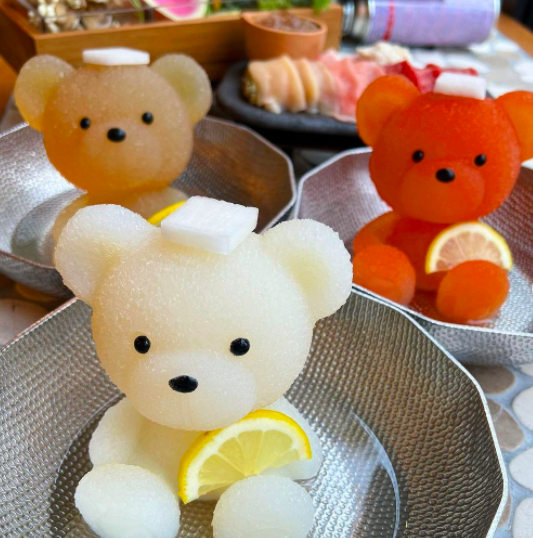 每位前来的顾客看到小熊的第一眼就瞬间被萌到了！