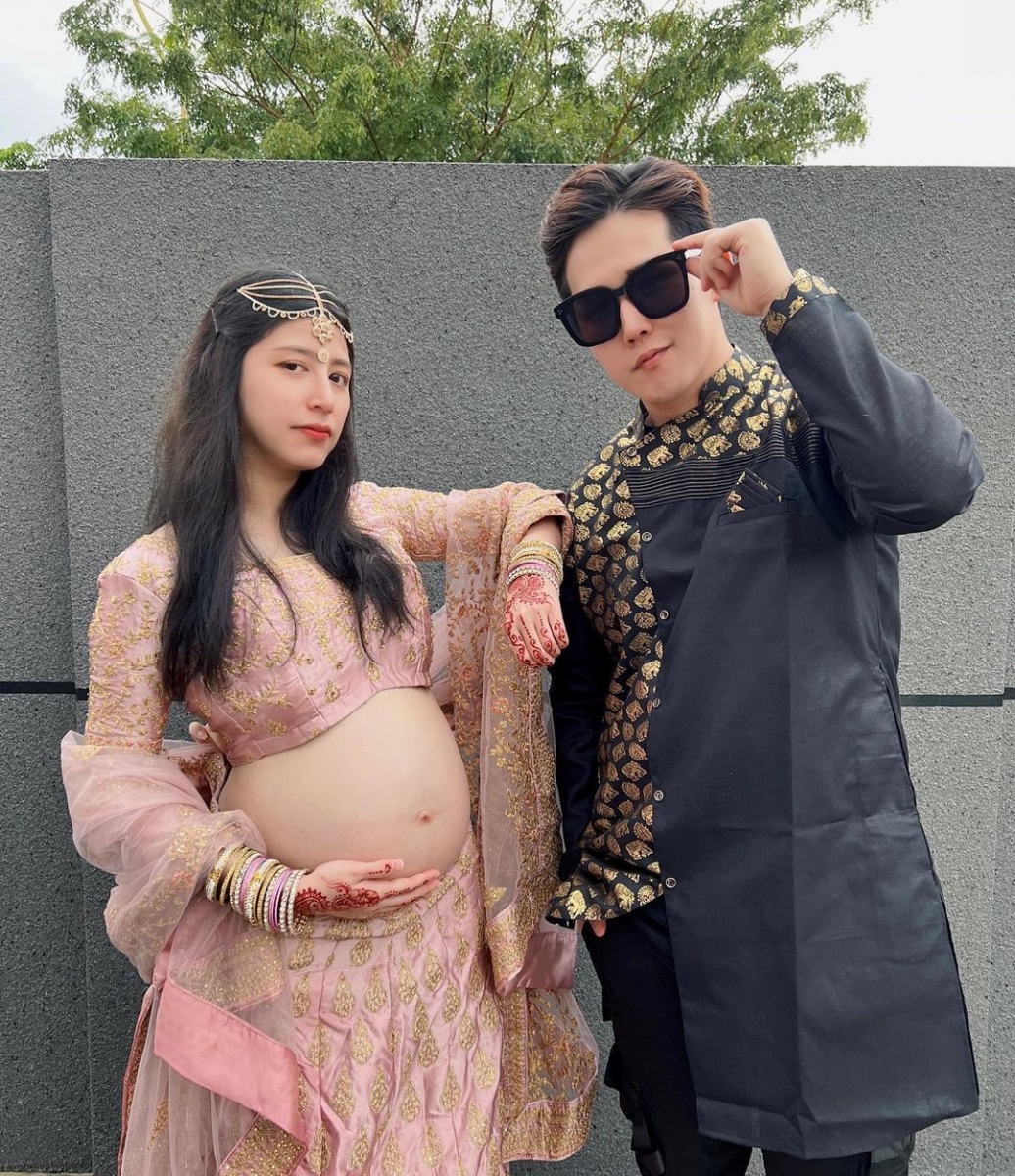 Jeff见老婆因妊娠纹心情低落迅速在帖文底下回应道:「你是最伟大的妈妈!我爱你老婆」