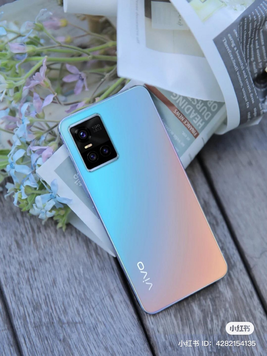vivo 系列手机深受大众喜爱的主要原因是「价格亲民,性能强悍」,近期发布的一台 vivo S10 Pro 「冰蓝粉紫」渐变手机 也成为话题度最高的手机产品之一。光是看那精致的变色工艺就燃爆少女心~❤️