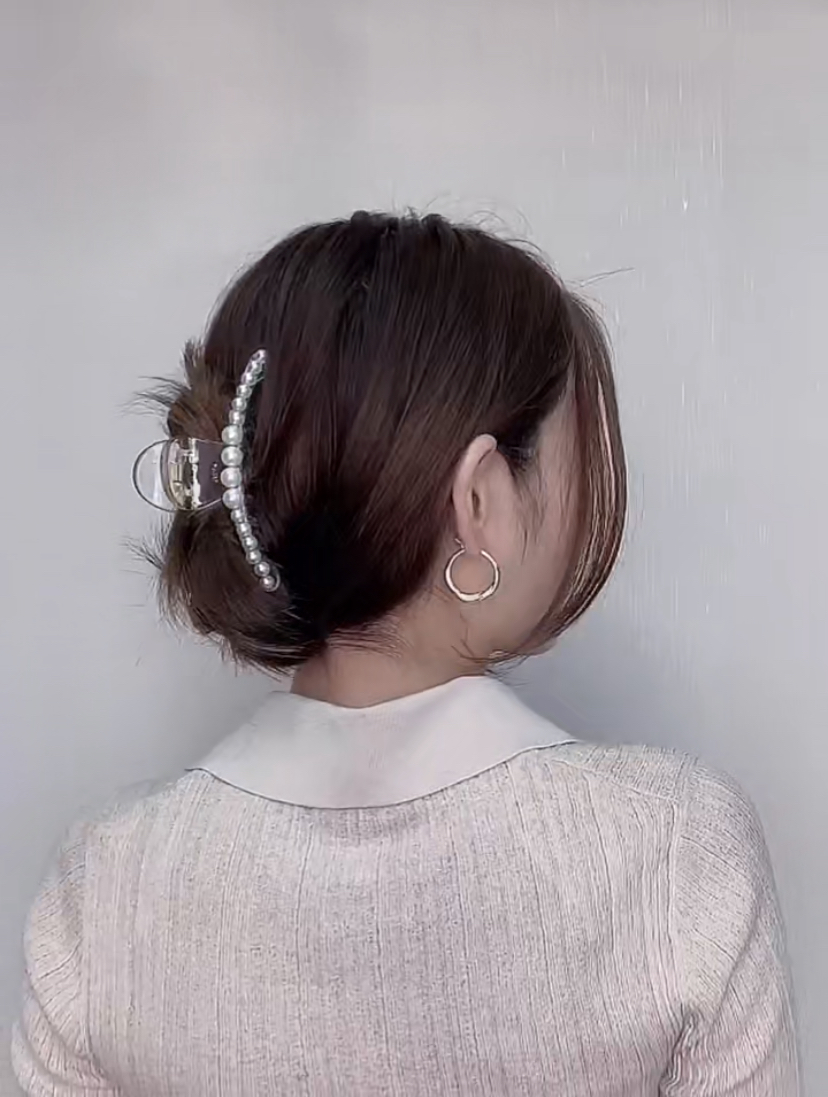 先将头发分成两股再拧成麻花辫往上绕,超过头顶部分的头发可以往下收起来,接着用大号的鲨鱼夹固定住。最后可以拨松旁边的头发营造蓬松感,慵懒又整齐甩也不会掉的盘发就完成啦~