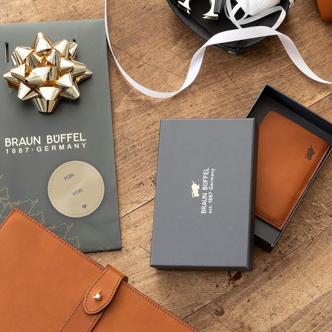 Braun Buffel 是正宗的德国老牌子，素有「小金牛」美誉的它是每逢父亲节、情人节、圣诞节必送颜值与质量双兼的礼物。从迷你卡包、背包到钱包款式多不胜数，每一款都是经过超凡工艺以及高级皮料打造，随便挑一款都能深得男友的欢心。