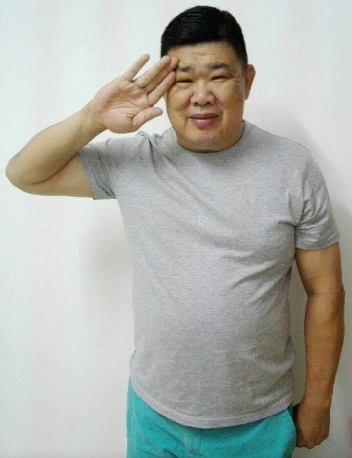 马铃薯叔叔关志庭用自己的网络影响力和号召力，推动社会给有需要的基层人士提供帮助，被誉为“马来西亚民间英雄”。