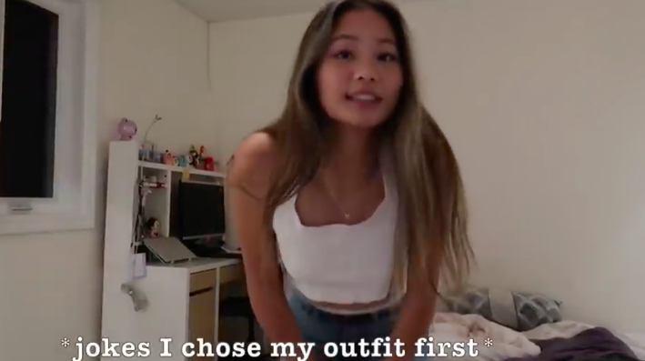 之后,Talia 向自己的男友展示生日会的穿着打扮~只见 Talia 穿了一件露背的白色针织衫,试在身上的效果具漂亮