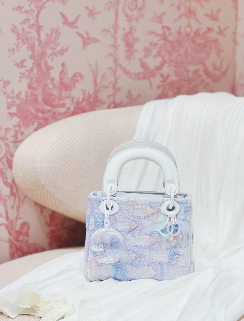 日本艺术家Daisuke Ohba的设计拥有着紫粉人鱼姬设计,真的太正中少女心啦!