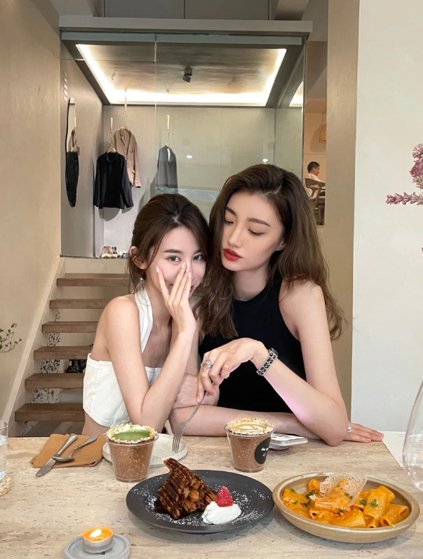 和闺蜜出门的吃货朋友们,一定会到餐厅用餐打卡啦~这时候想要合照不要傻傻捧着美食或饮料!