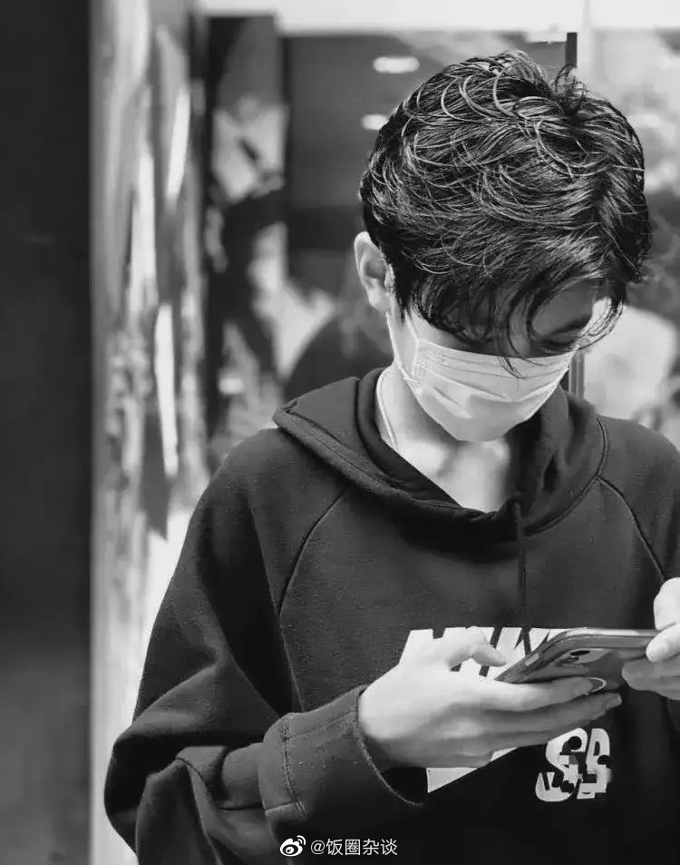 袁咏仪还声称「魔童太过风趣幽默,怕以后会有很多女朋友」。如今开设了微博帐号不知道袁咏仪和张智霖晓得吗?很多网民也笑言「魔童现在入驻微博,夫妻俩真的要有心理准备可能会有很多女朋友等着排队要成为张家的儿媳妇」。