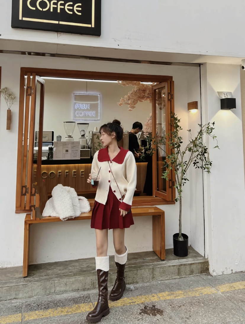 选择长款卫衣来搭配百褶裙真的超少女,修身效果也超明显,露出双腿让身材比例更好看