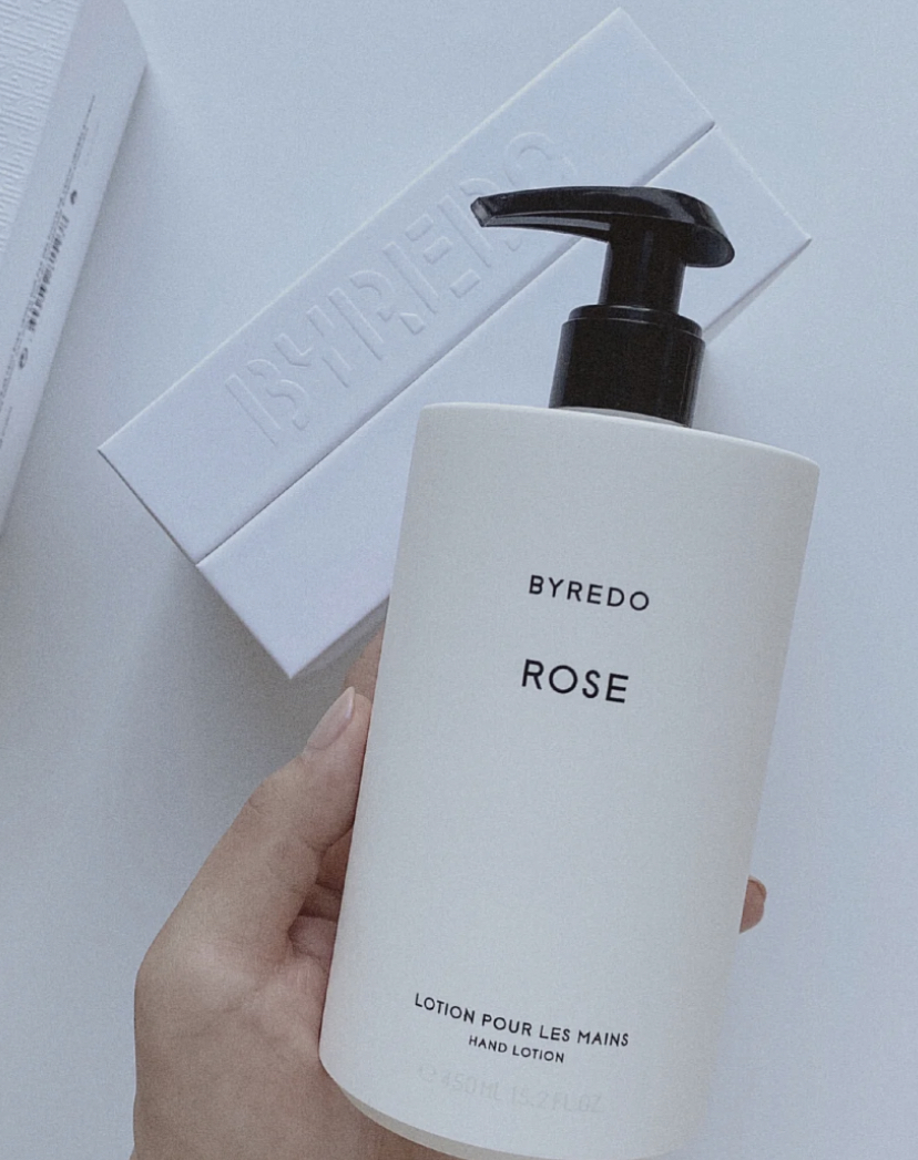 属于很轻薄的乳液质地容易涂抹,滋润度也是非常好的而且不会有黏腻感